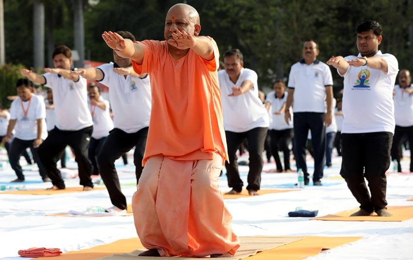  यूपी के मुख्यमंत्री योगी आदित्य नाथ को हठ योग आसन करने की सलाह देते हुए रामदेव ने कहा कि वो यूं ही डटे रहें। (Photo: Indian Express Archive)