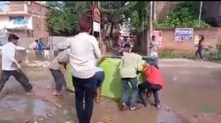 Video: सड़क और गड्ढे की समस्या बता रहा था शख्स, अचानक पीछे पलट गया ई-रिक्शा, कैमरे में कैद हुई घटना