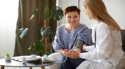 अगर बीपी 140/90 पहुंच जाए तो क्या करें? पढ़ें हाई बीपी को कंट्रोल करने के टिप्स