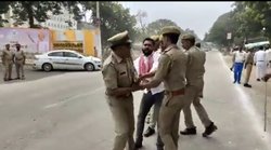 यूपी: जौनपुर में सीएम योगी के काफिले के सामने सपा कार्यकर्ता ने दिखाया काला झंडा, 8 पुलिसकर्मी निलंबित