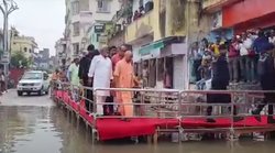 बाढ़ का मुआयना करने गए CM योगी के लिए मचान और लाल कालीन: SP ने पूछा सवाल, BJP MLA बोले- कीचड़ और हादसे से बचाने के लिए किया