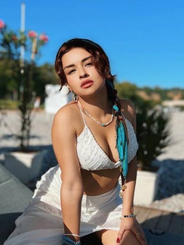 Avneet kaur stunning look