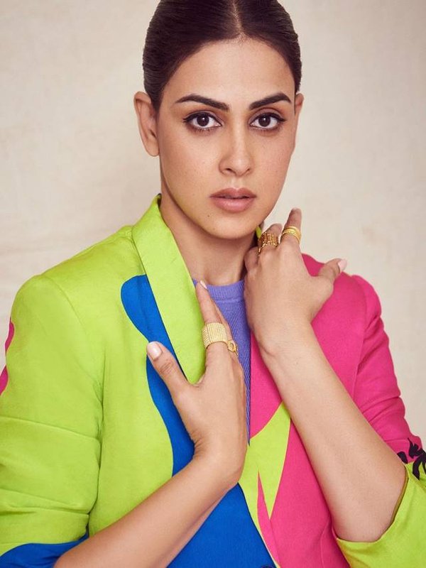 genelia stylish look