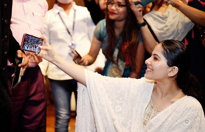 Jaya Kishori: जया किशोरी प्रवचन और भजन के साथ ही मोटिवेशनल स्पीच भी देती हैं। उनकी पहचान एक बेहतरीन मोटिवेशनल स्पीकर के तौर पर भी है। वह सोशल मीडिया के जरिए भी लोगों को मोटिवेट करती रहती हैं। जया किशोरी के सोशल मीडिया एकाउंट्स पर तमाम मोटिवेशनल कोट्स हैं। आइए डालते हैं उन्हीं में से चंद पर एक नजर: