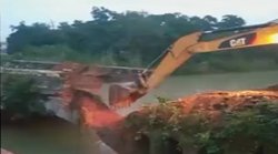 यूपी: जर्जर पुल तोड़ते समय गंगनहर में जा गिरी JCB, चालक को किया गया रेस्क्यू