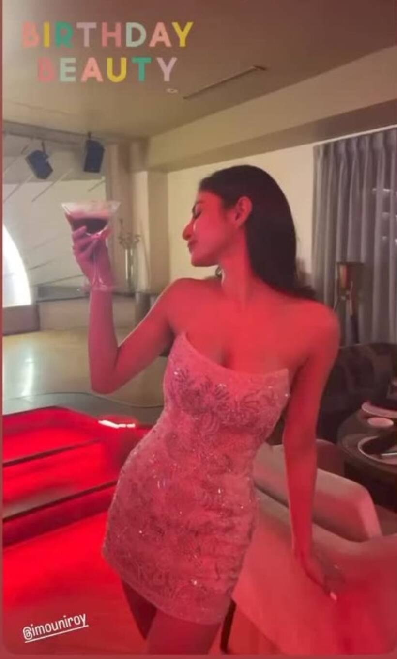 स्ट्रैपलेस मिनी ड्रेस में मौनी रॉय काफी गॉर्जियस लग रही थीं। (Photo: Adaa Khan/Instagram)