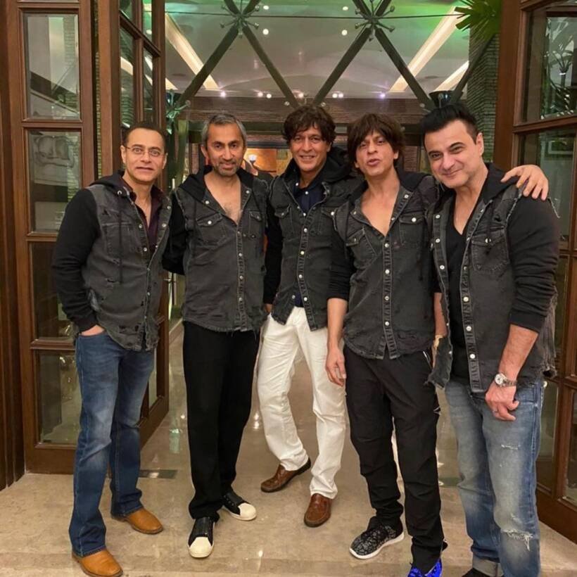 शाहरुख खान,चंकी और संजय कपूर एक पुराने फोटो में।(Photo: Sanjay Kapoor/Instagram)