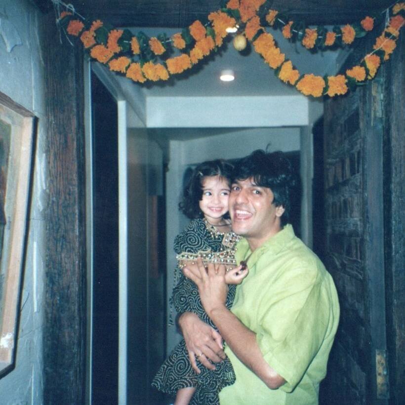 फोटोज शेयर करते हुए अनन्या ने लिखा, 'ओजी को 60वीं मुबारक?'(Photo: Ananya Panday/Instagram)