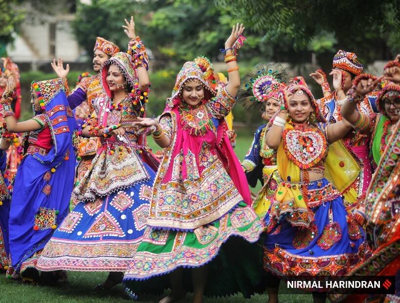 नवरात्रि शुरु होने से पहले गुजरात के अहमदाबाद में गरबे की प्रैक्टिस करतीं युवतियां।(Sept. 26. Express Photo by Nirmal Harindran)