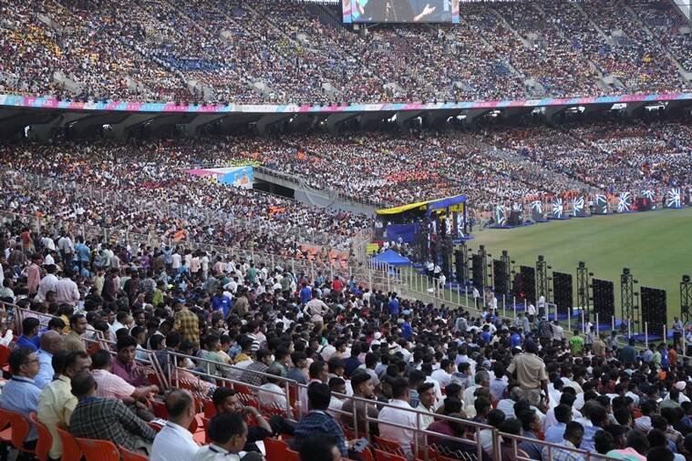 उद्घाटन के दौरान लोगों से भरा रहा स्टेडियम।(AP Photo/Ajit Solanki)