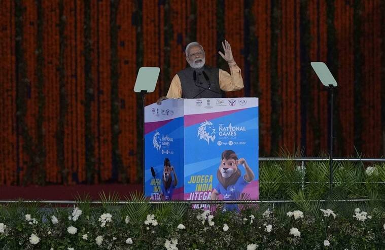 उद्घाटन समारोह के दौरान मौजूद लोगों को संबोधित करते पीएम मोदी।(AP Photo/Ajit Solanki)