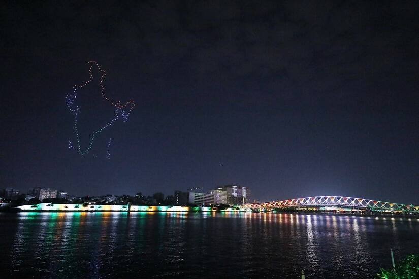 ड्रोन शो के दौरान देश का नक्शा बनाया गया।(Express photo by Nirmal Harindran)