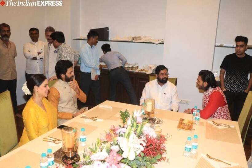 सीएम एकनाथ शिंदे के साथ किसी मुद्दे पर चर्चा करते रणवीर सिंह। (Photo: Varinder Chawla)