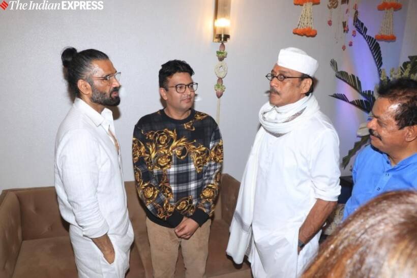 पूजा में जैकी श्रॉफ, सुनील शेट्टी और भूषण कुमार।(Photo: Varinder Chawla)