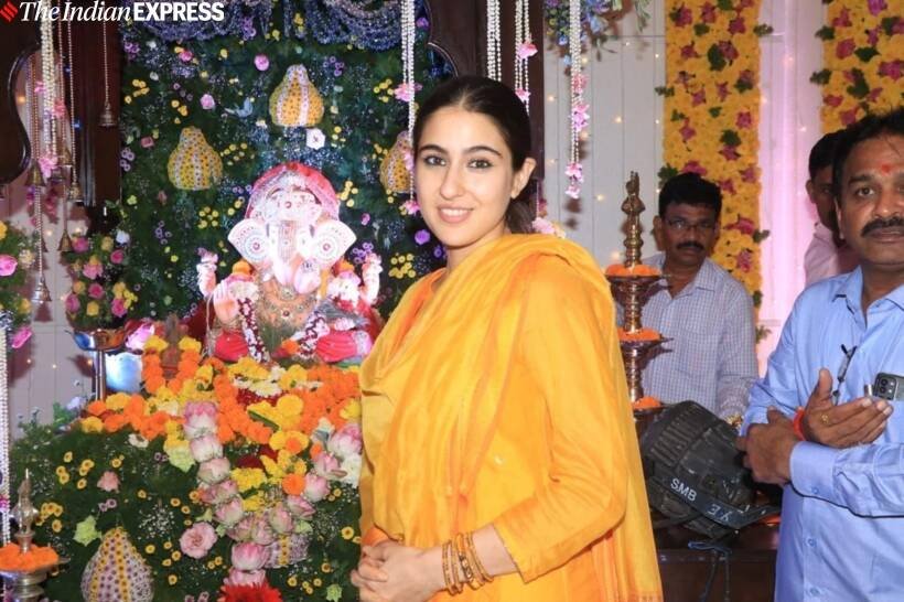 सारा अली खान भी पूजा में पहुंची। (Photo: Varinder Chawla)