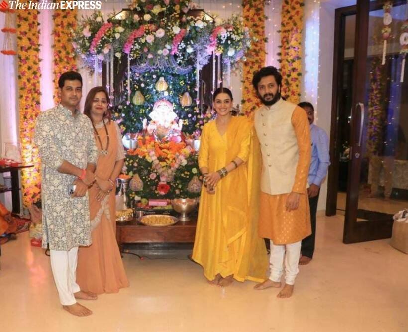 एकनाथ शिंदे के बेटे बहू के साथ रितेश और जेनेलिया देशमुख। (Photo: Varinder Chawla)