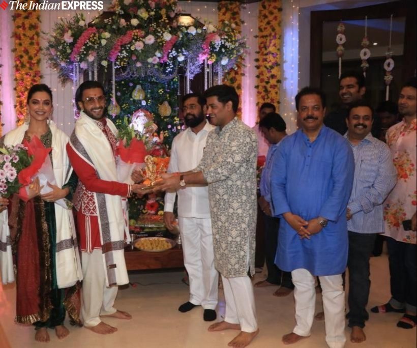 दीपिका पादुकोण और रणवीर सिंह को शिंदे परिवार की तरफ से गणेश की मूर्ति गिफ्ट की गई। (Photo: Varinder Chawla)
