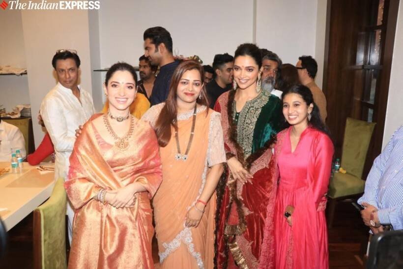 शिंदे परिवार के सदस्यों के साथ तमन्ना भाटिया और दीपिका पादुकोण। (Photo: Varinder Chawla)