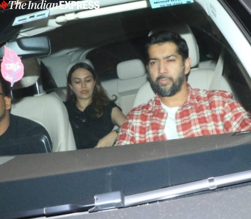 एक्टर वरुण धवन के बाई रोहित धवन अपनी पत्नी जानवी देसाई के साथ पार्टी में पहुंचे थे। (Photo: Varinder Chawla)