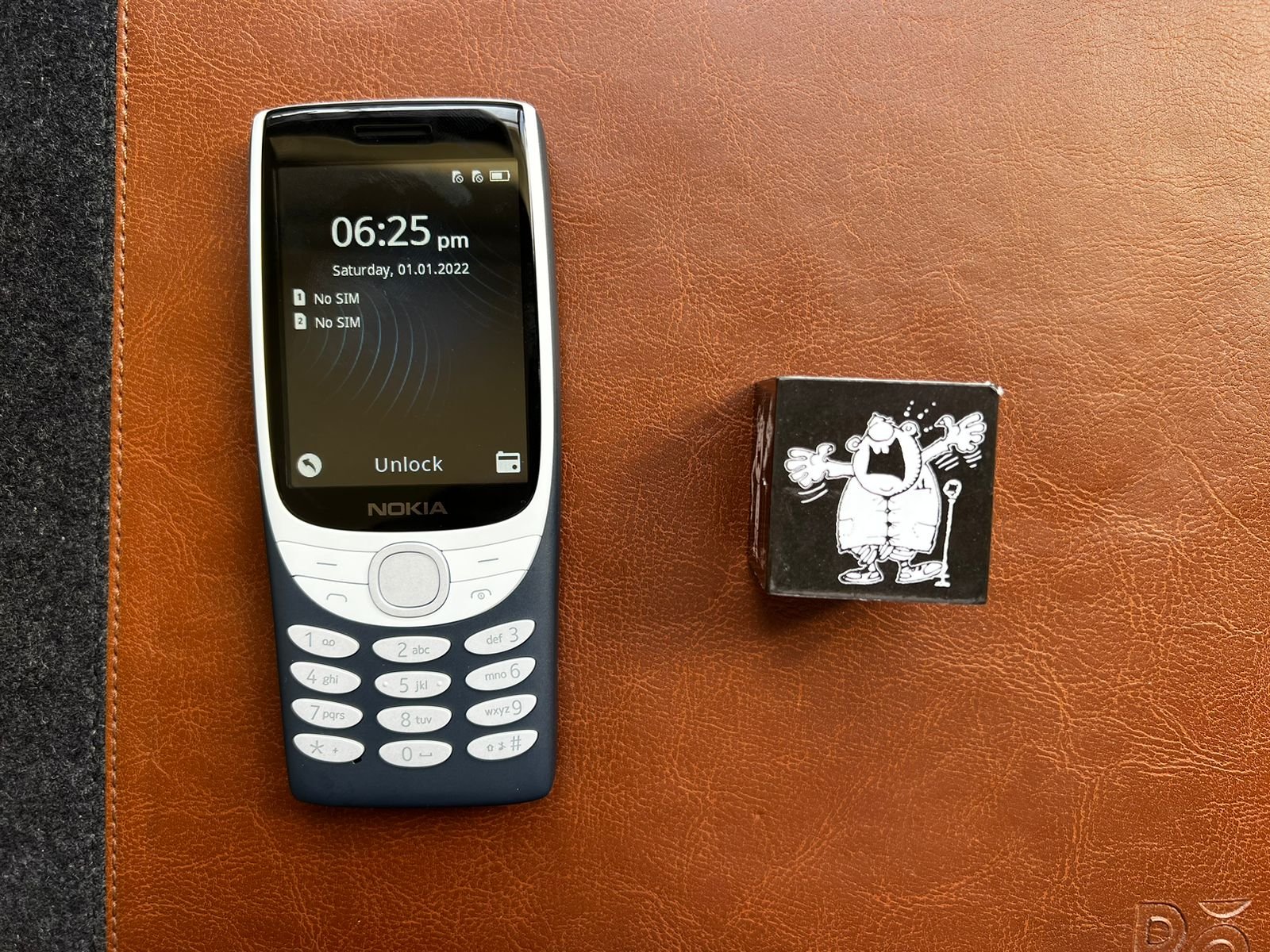 Nokia 8210 भारत में मोबाइल के शुरुआती दिनों की याद दिलाता है। यह फोन लगभग सभी बेसिक जरूरतों को पूरा करता था।