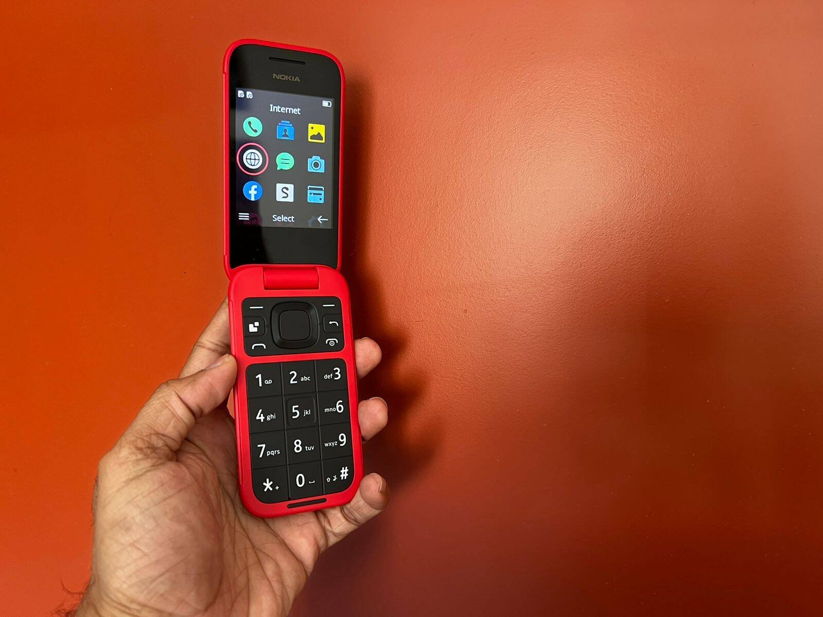 नोकिया अपने Nokia 2660 Flip को भी वापस लाया है।