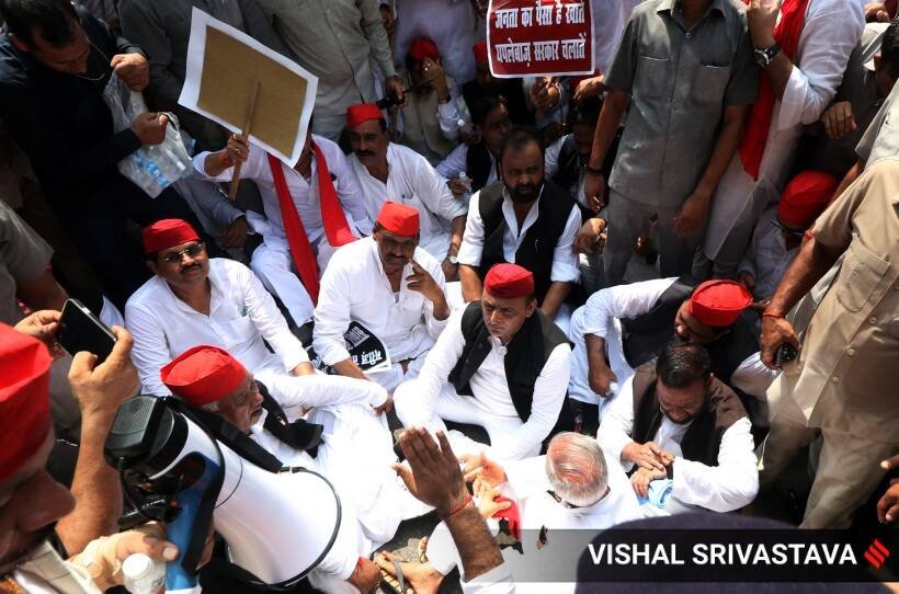 पुलिस की ओर से आगे बढ़ने से रोकने पर अखिलेश यादव पार्टी के अन्य विधायकों और नेताओं के साथ तख्तियां लेकर बैरिकेडिंग के पास धरने पर बैठ गए और सुबह11 बजे विधानसभा का मॉक सेशन किया। (Express photo by Vishal Srivastav)