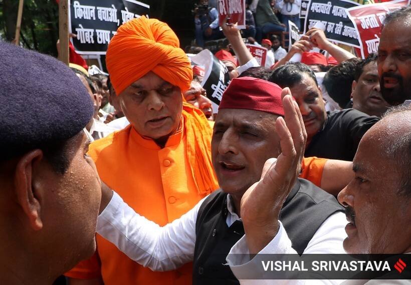 भारी पुलिस बल की तैनाती और बैरिकेडिंग के बीच सपा नेताओं और कार्यकर्ताओं को बीच में ही रोक दिया गया। (Express photo by Vishal Srivastav)