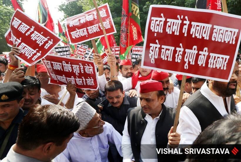 समाजवादी पार्टी के नेताओं ने विधायकों के सम्मान में दो मिनट का मौन रखा, जिनका हाल ही में निधन हो गया, ठीक उसी तरह जैसे विधान सभा में किया जाता है। (Express photo by Vishal Srivastav)