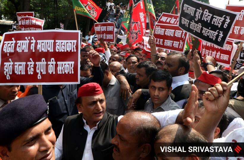 सपा प्रमुख ने आरोप लगाया कि पैदल मार्च इसलिए रोक दिया गया क्योंकि सरकार सवालों के जवाब देने से डरती थी। अखिलेश यादव ने कहा कि अब से समाजवादी पार्टी राज्य में विभिन्न मुद्दों के लिए सरकार को जवाबदेह बनाना जारी रखेगी, चाहे वह सड़क पर हो या विधानसभा के अंदर। (Express photo by Vishal Srivastav)