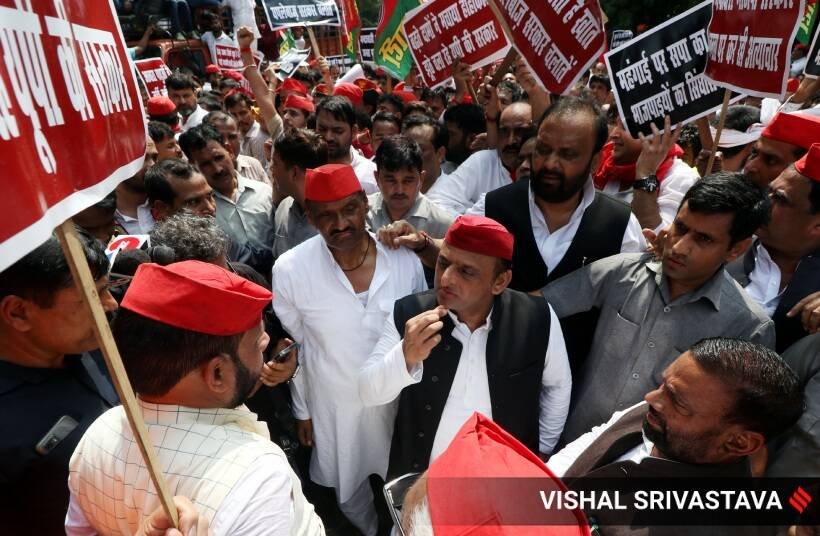 समाजवादी पार्टी ने सोमवार को यूपी में सत्तारूढ़ भाजपा सरकार के खिलाफ पैदल मार्च निकाला, जिसमें पार्टी अध्यक्ष अखिलेश यादव ने लखनऊ स्थित सपा कार्यालय से विधानसभा तक मार्च का नेतृत्व किया। (Express photo by Vishal Srivastav)