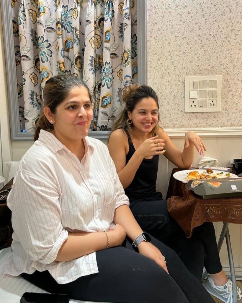 वैनिटी में सुख सुविधा और जरूरत की सारी चीजें उपलब्ध हैं। (Photo: Kareena Kapoor Khan/Instagram)