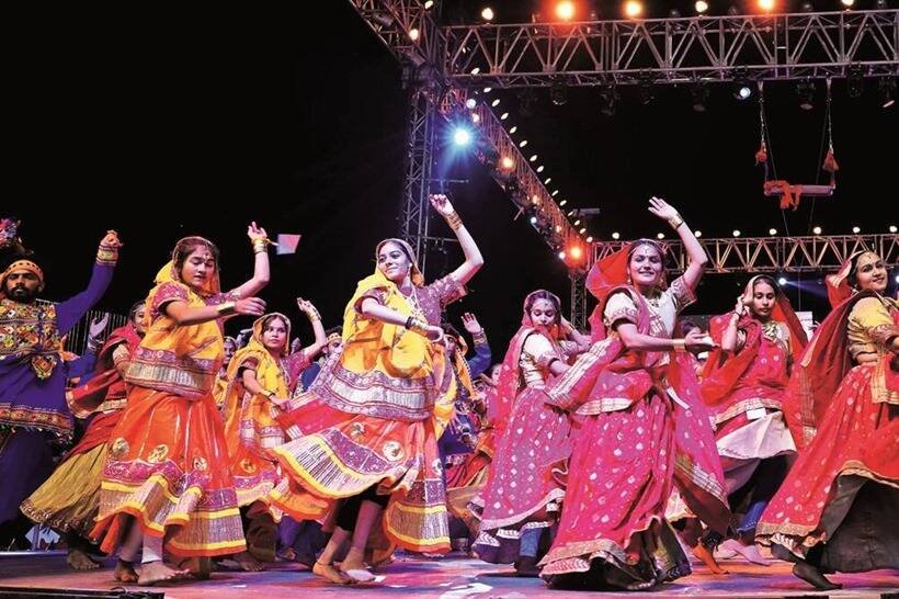 अहमदाबाद के जीएमडीसी मैदान में गरबा कार्यक्रम की फुल ड्रेस रिहर्सल। (Express Photo)