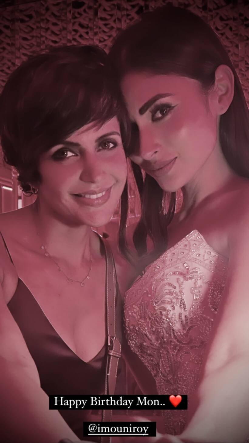 अपनी बेस्ट फ्रेंड मंदिरा बेदी का साथ मौनी। (Photo: Mandira Bedi/Instagram)