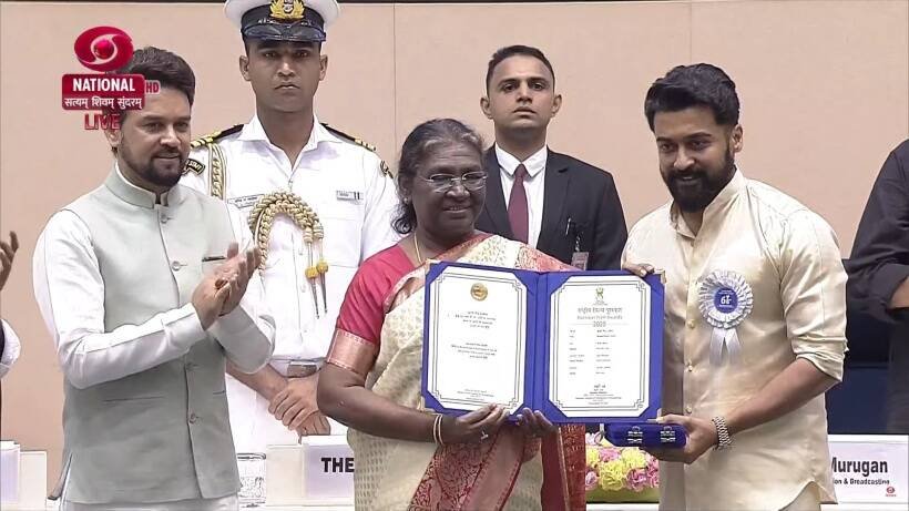 सूर्या का पत्नी और एक्ट्रेस ज्योतिका ने सोराई पोट्रु को मिले बेस्ट फीचर फिल्म के सम्मान को रिसीव किया।