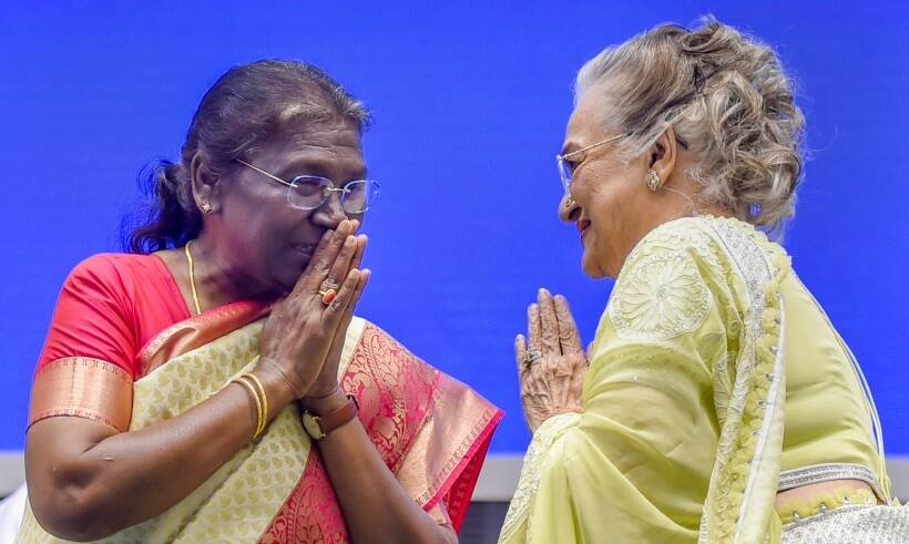 राष्ट्रपति द्रैपदी मुर्मु द्वारा ये सम्मान पाने के बाद आशा पारेख ने कहा कि बारत सरकार द्वारा पाया जाने वाला ये मेरा सबसे बड़ा सम्मान है। (PTI Photo/Shahbaz Khan)