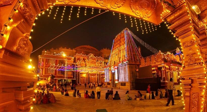 बोम्मई गोलू या नवरात्रि गोलू - गुड़िया और मूर्तियों का सजाया प्रदर्शन - तमिलनाडु, आंध्र प्रदेश और कर्नाटक के दक्षिण भारतीय घरों में उत्सव का एक अभिन्न अंग है। मंगलुरु में रविवार, 25 सितंबर 2022 को 'नवरात्रि ' उत्सव की शुरुआत से एक दिन पहले जगमगाते कुद्रोली गोकर्णनाथ मंदिर में श्रद्धालु। (PTI Photo)