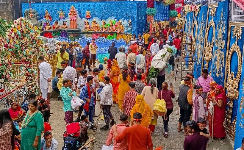 वैष्णो देवी मंदिर की तीर्थयात्रा नवरात्रि के दौरान विशेष महत्व रखती है, जब देवी की पूजा और उत्सव मनाया जाता है। यह तस्वीर रियासी जिले कटरा में 'नवरात्रि' के आगामी त्योहार से पहले 25 सितंबर को माता वैष्णो देवी भवन में सजावट दिखाती है। (PTI Photo)