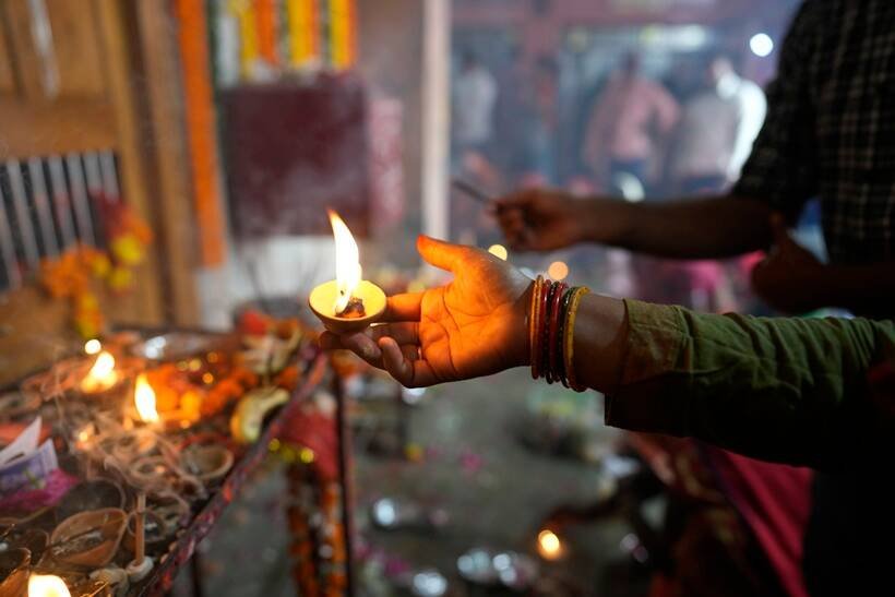 तस्वीर में हिंदू भक्त नवरात्रि के दौरान प्रयागराज स्थित अलोपीदेवी मंदिर में उत्सव में अनुष्ठान करते नजर आ रहे हैं। (AP Photo)