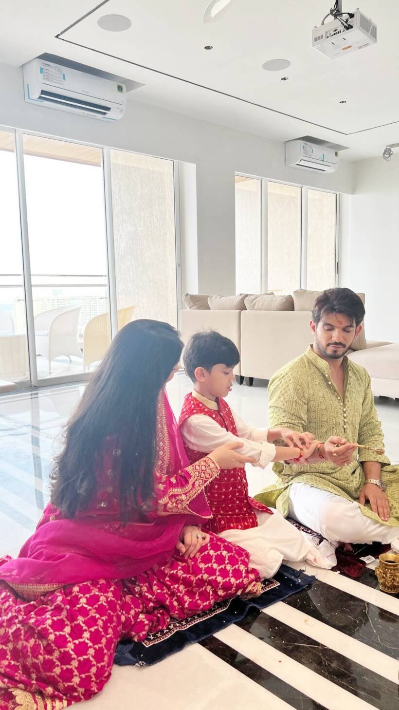 इस तस्वीर को शेयर करते हुए अर्जुन बिजलानी ने लिखा- मेरी जिंदगी का यादगार दिन। (Photo: Arjun Bijlani/Instagram)