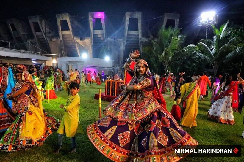 अहमदाबाद के नवरंगपुरा स्थित स्पोर्ट्स क्लब में गरबा डांसरों ने सोमवार को नवरात्रि उत्सव की पहली रात मनाई। दो वर्ष बाद राज्य में इसका आयोजन फिर से किया गया। कोरोना काल के दौरान उत्सव का आयोजन नहीं किया गया था। (Express photo by Nirmal Harindran)