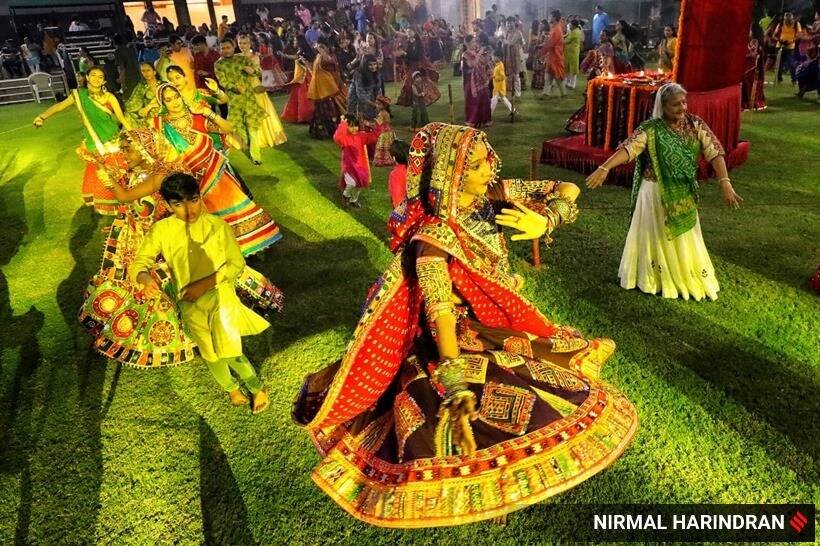 मंजलपुर, करेलीबाग, वाघोड़िया रोड और अन्य क्षेत्रों में कई स्थानीय गरबा आयोजकों ने शनिवार और रविवार को सप्ताहांत में 
