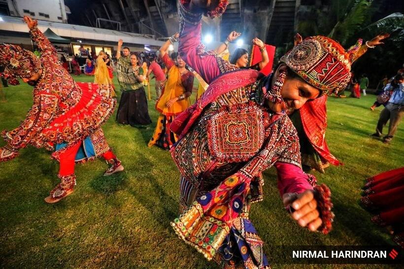 गरबा नृत्य करते लोग। (Express photo by Nirmal Harindran)