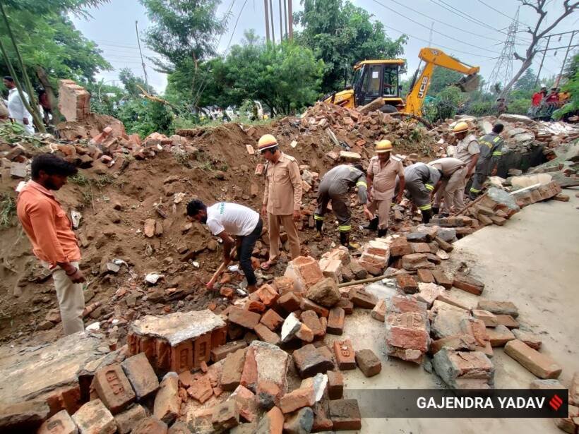 नोएडा की सीईओ रितु माहेश्वरी ने बताया कि घटना के वक्त सोसाइटी के आग्रह पर बाहर नाले की मरम्मत कराई जा रही थी। (Express photo by Gajendra Yadav)