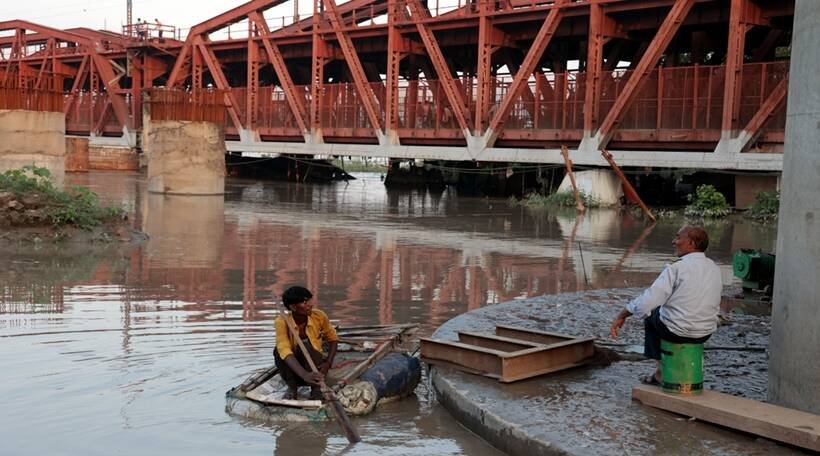 पानी भरने के कारण आसपास के लोग ऊंचे स्थानों पर चले गए हैं।(Express Photo by Amit Mehra)