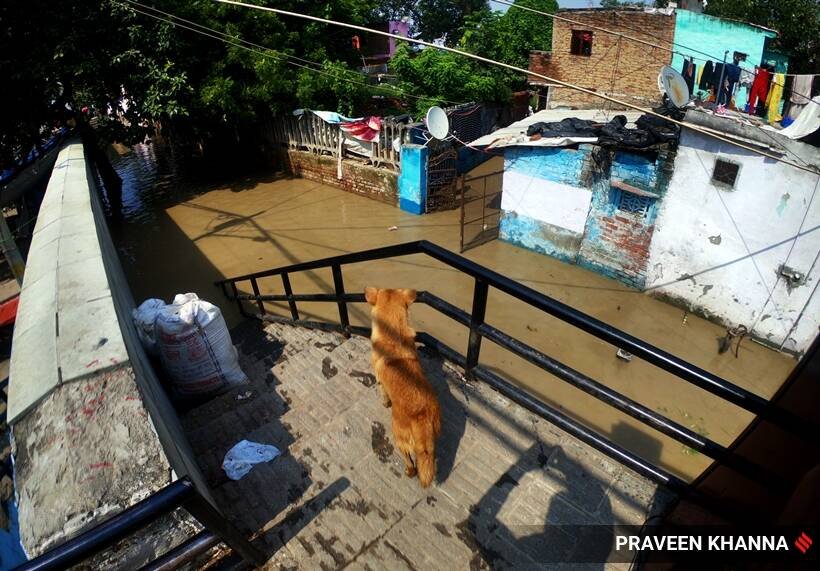 आसपास रह रहे लोगों के घरों में पानी भर गया है। (Express Photo by Praveen Khanna)