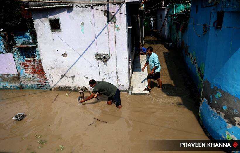देश के उत्तर पश्चिमी कुछ हिस्सों में भारी बारिश के कारण 26 सितंबर की रात करीब 9 बजे पानी सबसे पहले 'खतरे ' के निशान को पार कर गया था। (Express Photo by Praveen Khanna)