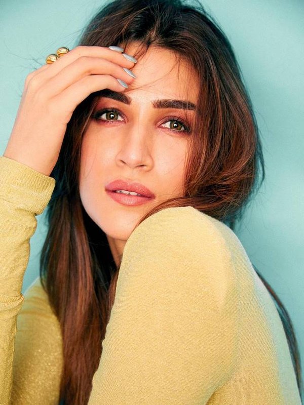 kriti stunning look