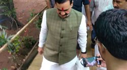 MP: बैतूल में हाथ में जूते उठा कर चलते द‍िखे गृहमंत्री नरोत्तम मिश्रा, जान‍िए वजह