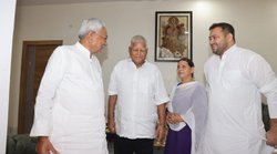 तीन दिवसीय दिल्ली दौरे पर रवाना होने से पहले लालू यादव से मिलने पहुंचे नीतीश कुमार, जानिए मुलाकात के मायने