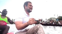 भारत जोड़ो यात्रा: केरल में झील में चप्पू चलाते दिखे राहुल गांधी, पर्यटन उद्योग से जुड़े लोगों से की बातचीत